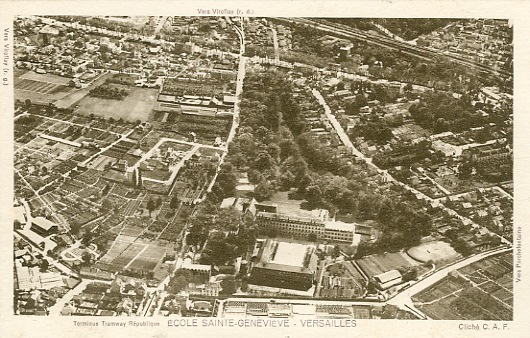 Dans les annes 30, la rue d’Ecole des Postes  borde le parc de l’Ecole Sainte Genevive sur la gauche, jusqu’ la route nationale. On reconnait sur gauche du clich la mosaque des cultures du ppiniriste Moser. Cliquer sur la vue pour l’agrandir