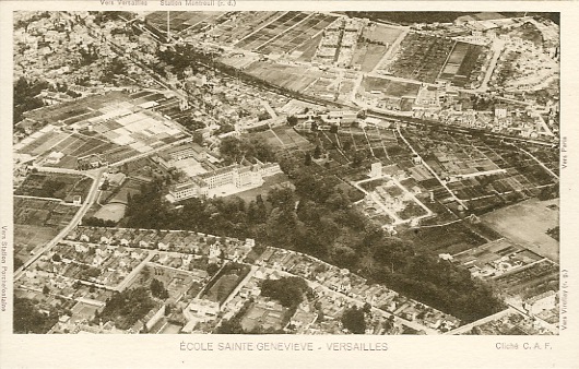 Dans les annes 30, une autre vue arienne du quartier de l’Ecole Sainte Genevive. Le grand parc n’est pas encore morcel et il est entour de terrains cultivs. Cliquer sur la vue pour l’agrandir