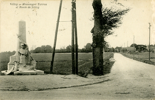 Autre vue prise depuis l’entrée du camp, le monument au capitaine Tarron, mort en vol. La route de Vélizy conduit au village. CPA (coll. part.) Autre vue prise depuis l’entrée du camp, le monument au capitaine Tarron, mort en vol. La route de Vélizy conduit au village. CPA (coll. part.)