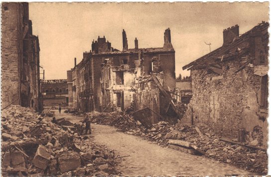 19-Nantes après les bombardements - La rue de Cornulier - CPA carnet à détacher F. Chapeau éditeur, Nantes - cliché Robert Gérard