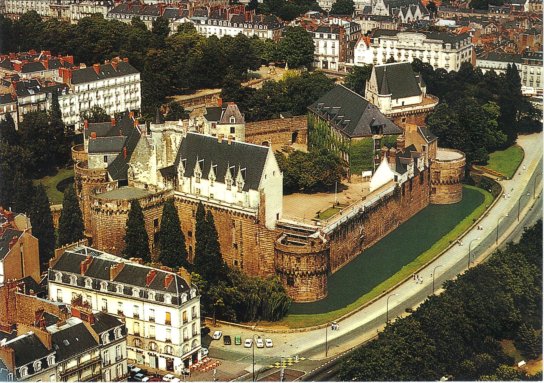 Vue arienne du chteau des ducs de Bretagne. Annes 1970.