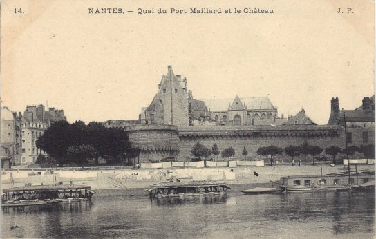 En bordure du bras du port Maillard, des bateaux lavoirs taient  demeure/ On voit les draps tendus  scher. CPA diteur J.P..