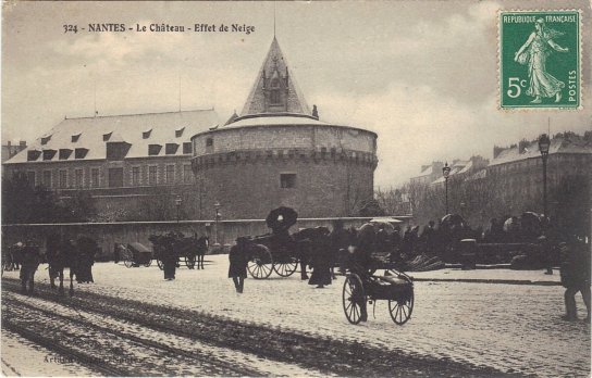 Abords sur chteau un jour de neige.  CPA Artaud et Nozais Ed.