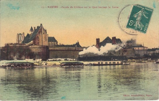 En bordure du bras de Loire, les bateaux-lavoirs et les draps qui schent... avec le train qui passe. Attention aux escarbilles. CPA colorie Artaud-Nozais.