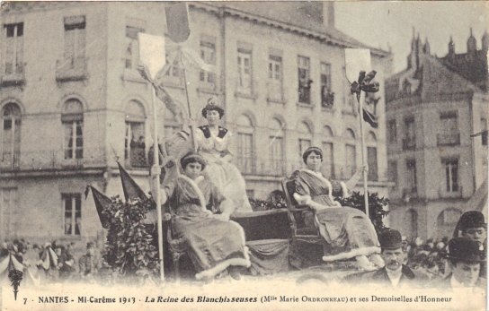 Mi-Carême 1917 - 7 - La Reine des Blanchisseuses (Mlle Marie Ordronneau) et ses demoiselles d’honneur