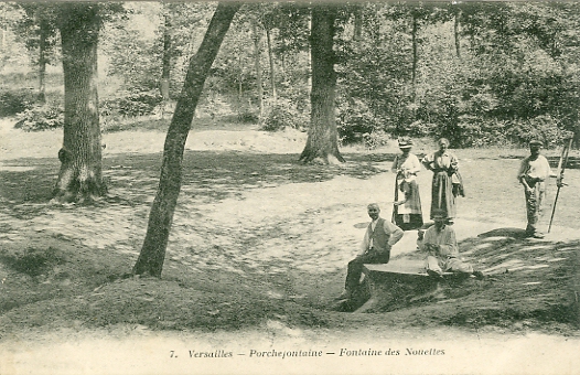 Une des nombreuses vues animées de la fontaine de Nouettes à Porchefontaine.  CPA n° 7, série Versailles, A. Bourdier éd. à Versailles, circulée le 5/7/1907