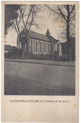 Vue de l’glise encore isole dans son cadre champtre. Il manque le clocher principal.