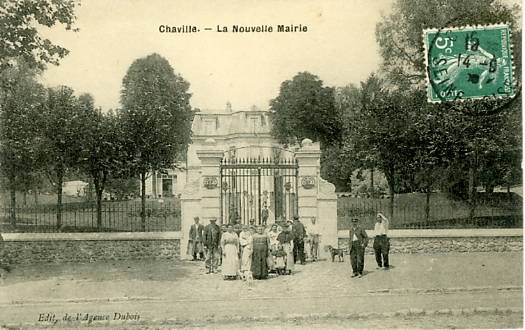 Sur les marches de la Mairie. CPA circulée le 15 septembre 1909 (coll. part.) Sur les marches de la Mairie. CPA circulée le 15 septembre 1909 (coll. part.)