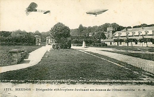 La terrasse de l’observatoire  Meudon. La rcente tradition aronautique de l’ouest parisien est marque par deux figurines d’avions colles dans le ciel. CPA.