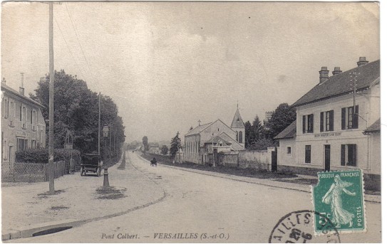 Entre de Versailles vue du pont Colbert. A droite la maison forestire. Plus loin la chapelle des Cisterciens. Une centaine de mtres plus bas se tenait la barrire d’octroi de Versailles, que l’on pouvait viter en allant  droite vers Viroflay et Chaville.