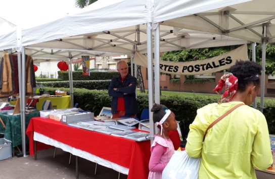 Le stand ACVFTI est tenu par M. Bourgeois.