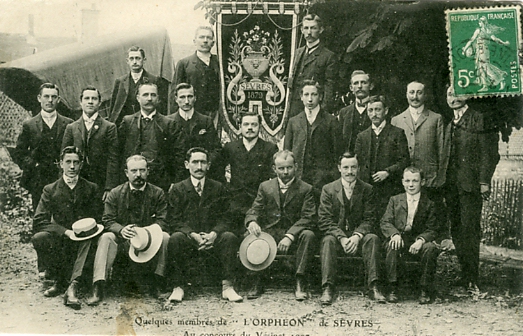 L’Orphéon de Sèvres, fondé en 1879, prend la pose au concours du Vésinet en 1907. Carte photo. L’Orphéon de Sèvres, fondé en 1879, prend la pose au concours du Vésinet en 1907. Carte photo.