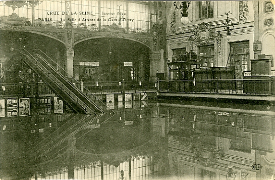 Intérieur de la gare d’Orsay submergée.