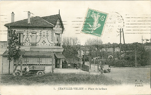 L’htel est encore bien esseul sur la place de la gare en 1910. On distingue au fond les frondaisons du restaurant Valroff et la cule du pont de la rue de Jouy,  droite de l’arche blanche. CPA circule (coll. part.)