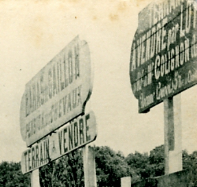 Publicit pour le Haras et annonce de lotissement en bordure de la rue de Jouy. (dtail)