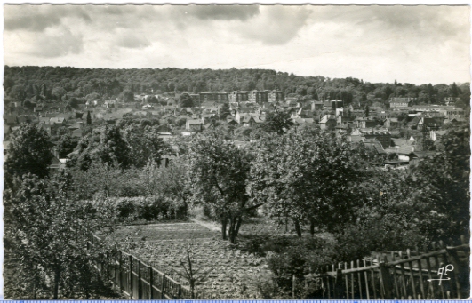 Panorama de la rive Gauche pris depuis la Rive Droite, probablement près du Pont de bois. On note le plateau où de nombreuses maisons se sont construites, dominées par les immeubles en brique de la gare RG. CPSM dentelée années 50. Panorama de la rive Gauche pris depuis la Rive Droite, probablement près du Pont de bois. On note le plateau où de nombreuses maisons se sont construites, dominées par les immeubles en brique de la gare RG. CPSM dentelée années 50.