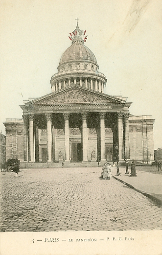 La faade du Panthon vue de la rue Soufflot. Carte n°5 de PPC diteur  Paris, lgre colorisation dont drapeaux au sommet, non circule, dos simple (coll. part.)