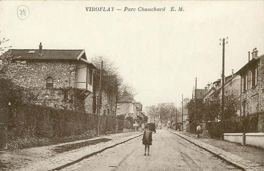 Faussement localis  Viroflay, le parc Chauchard est bti en limite de la place Louis XIV, sur le territoire de Versailles. M. Chauchard, fondateur des Grands Magasins du Louvre, y avait difi un groupe de pavillons, autour d’une rue et d’une chapelle, pour les cadres de son personnel. (coll. part.)