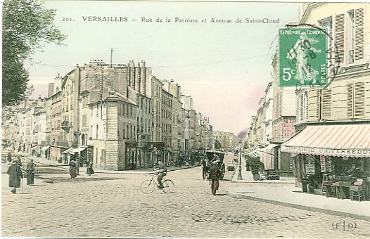 Haut de la rue de la Paroisse, près du Lycée Hoche et débouchant sur l’Avenue de Saint-Cloud. On note la grande librairie. (coll. part.)
