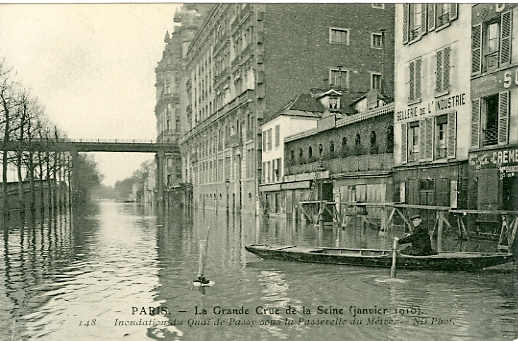 Quai de Passy,  la hauteur de la passerelle du mtro arien, ligne 6.