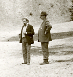 Deux hommes  chapeau. Le barbu semble une silhouette connue dans les CPA de Viroflay ...