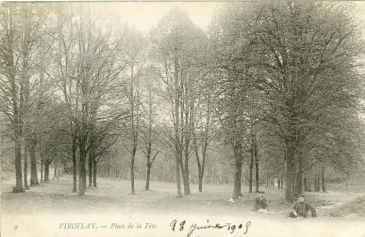 La place des Ftes, terrain bois en bordure de la Chaumire, est maintenant occupe par des terrains de tennis. On reconnait  gauche la route forestire qui monte vers Vlizy. (coll. part.)