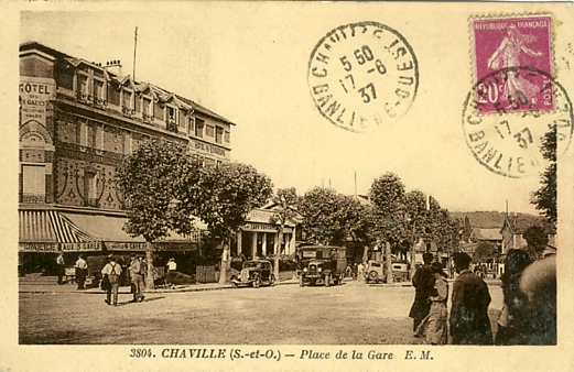 En 1937, l’hôtel a pris un étage supplémentaire, en gardant son style. La place de Verdun est maintenant dégagée et reçoit le marché un jour sur deux. A droite, des voyageurs attendent l’autocar Gaubert. CPA sépia circulée le 17 juin 1937 (coll. part.)