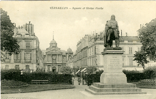 La place Hoche. Au fond, la rue Hoche et la faade de Notre-Dame, rue de la Paroisse.