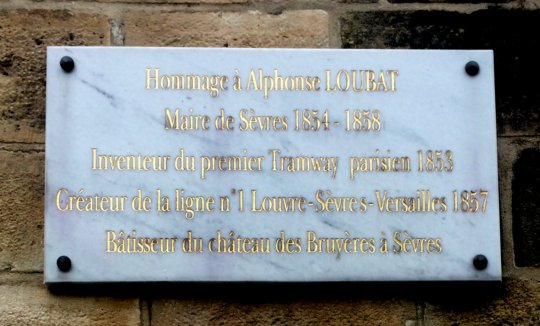 Plaque appose contre un mur de la station Muse de Svres du tramway T2,  Svres (92). Clich J. Larour