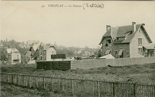 Vue large sur les villas, prise depuis les terrains encore libres du lotissement Dada, déjà délimités par les clôtures de châtaignier fendu récolté dans les bois. Coll. part. Vue large sur les villas, prise depuis les terrains encore libres du lotissement Dada, déjà délimités par les clôtures de châtaignier fendu récolté dans les bois. Coll. part.