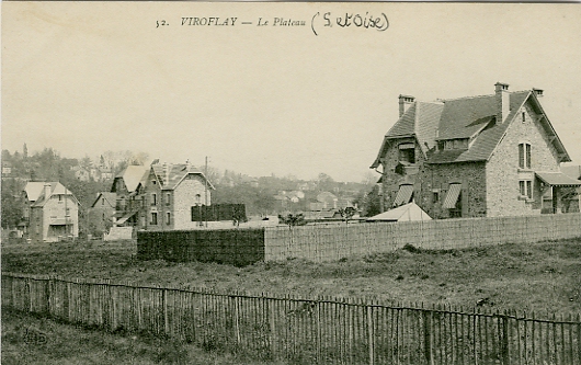 Vue large sur les villas, prise depuis les terrains encore libres du lotissement Dada, dj dlimits par les cltures de chtaignier fendu rcolt dans les bois. Coll. part.