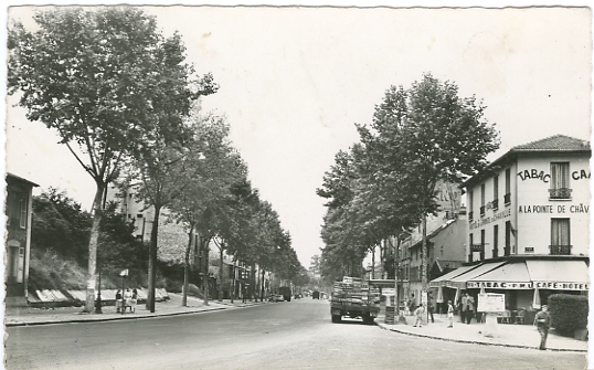 L’Avenue au niveau de la Pointe, en regardant vers Paris L’Avenue au niveau de la Pointe, en regardant vers Paris