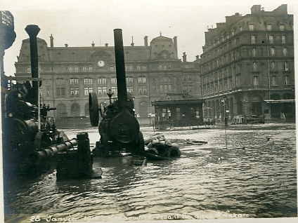 Une pompe en action devant la gare Saint Lazare.