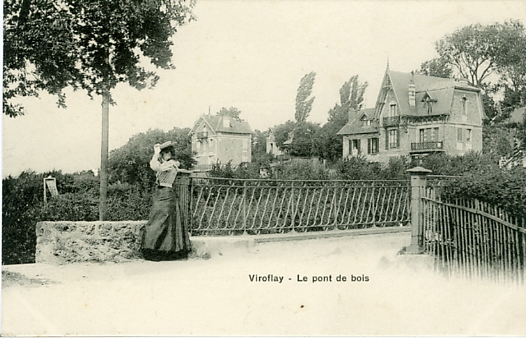 Elgante au chapeau sur le pont de bois.