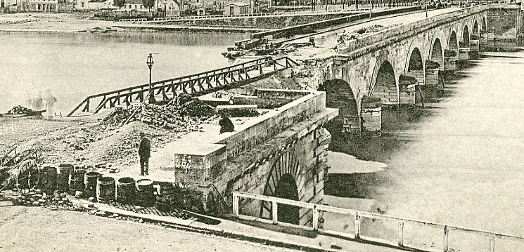 Le pont de Sèvres, vu de Boulogne. Détail de la partie détruite lors de la Commune de 1871. CPA circulée. (coll. part.) Le pont de Sèvres, vu de Boulogne. Détail de la partie détruite lors de la Commune de 1871. CPA circulée. (coll. part.)