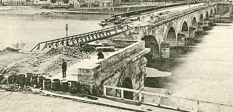 Le pont de Svres, vu de Boulogne. Dtail de la partie dtruite lors de la Commune de 1871. CPA circule. (coll. part.)