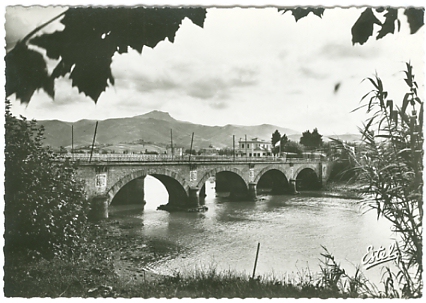 Hendaye. Frontire franco-espagnole. Le pont international du chemin de fer et la montagne des trois couronnes (Espagne). CPSM bord dentel non circule. Ed. de luxe ESTEL, Paris n° 3308 (coll. part.)