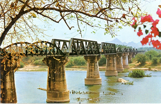 Le pont de la rivière Kwaï. Il n’est pas qu’un titre de roman ou de film mais existe réellement en Thaïlande. Ici c’est un pont reconstruit, celui construit par les prisonniers britanniques et alliés était en bois.