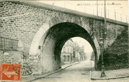 Peu d’animation sur la rue de l’Eglise, sous la ligne de chemin de fer de Paris Montparnasse  Versailles. CPA circule. (coll. part.)