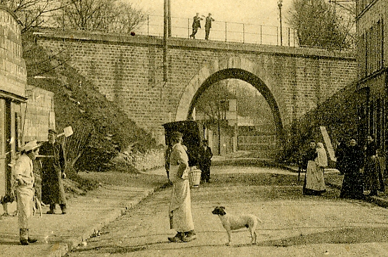 Les riverains - et le chien - prennent la pose.