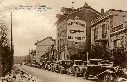 Une quinzaine de vhicules stationnent rue de Jouy, prs de la Popote. Un banquet d’aviateurs important devait se tenir ce jour l. Carte dite par la Popote.