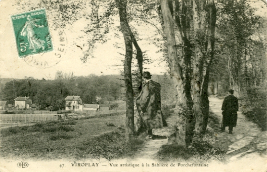 Deux habitus des CP en promenade dans les bois, ici sur le sentier surplombant la fin de la rue Rmont, maintenant la lisire du camping international (coll. part.)