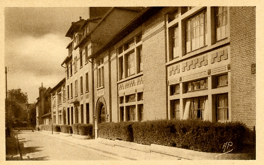 Les écoles de Porchefontaine. Carte sépia n° 661, les Editions d’Art A.P., 11bis rue colbert, Versailles. Non circulée. (coll . part.) Les écoles de Porchefontaine. Carte sépia n° 661, les Editions d’Art A.P., 11bis rue colbert, Versailles. Non circulée. (coll . part.)