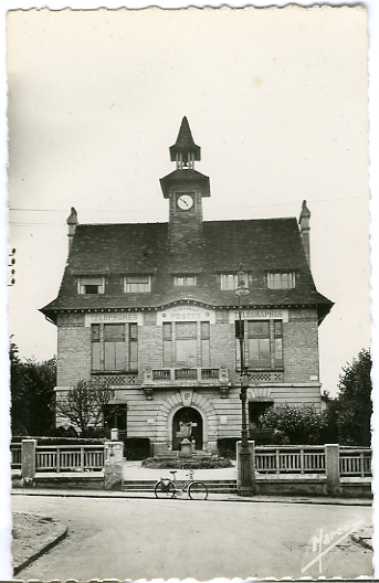 Le bâtiment des Postes, Télégraphe, Téléphone (PTT) dans les années 50. CPSM bord dentelé. (coll. part.) Le bâtiment des Postes, Télégraphe, Téléphone (PTT) dans les années 50. CPSM bord dentelé. (coll. part.)