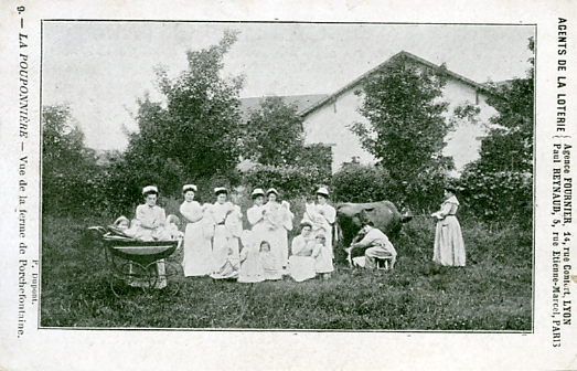 Pouponnire de Porchefontaine. La traite de la vache. CPA circule le 15 aot 1906.