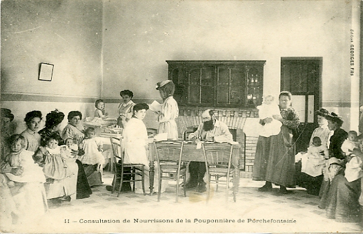 La salle d’attente avant la consultation. Le mdecin avec sa barbe noire devait effrayer plus d’un enfant.