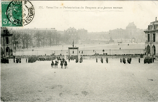 Cérémonie pour les conscrits fraichement arrivés, la présentation au drapeau scelle le lien de la troupe avec son régiment. CPA circulée en novembre 1909 (coll. part.)