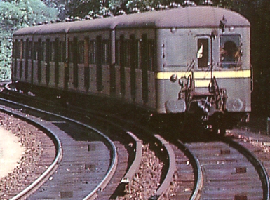 Le conducteur se tenait dans la petite cabine  l’avant gauche. Deux barres de peinture jaune ont t ajoutes tardivement pour la visibilit. On distingue en jaune les deux entres des compartiments de1re classe.