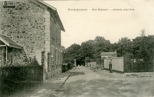 La partie basse de la rue Rémont descend vers le chemin du Cordon et le chemin de la Sablière, à l’orée du bois de Viroflay.