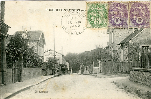 La partie basse de la rue Rémont descend vers le chemin du Cordon et le chemin de la Sablière, à l’orée du bois de Viroflay.